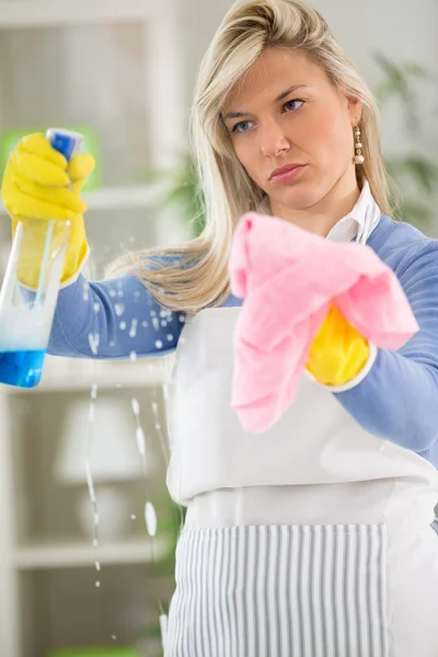 Arbeitende Frau wäscht Fenster — Stockfoto