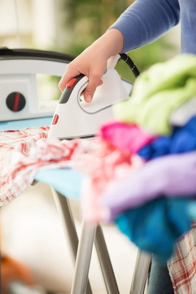 Ijverig handen van jonge vrouw Strijkservice — Stockfoto