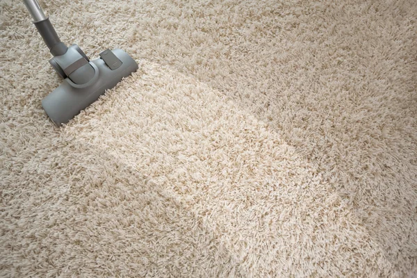Vacuuming rough carpet with vacuum cleaner — Stock Photo, Image