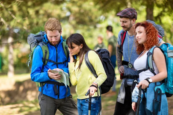 Chap and lassie from hiking group study map — Stock Photo, Image