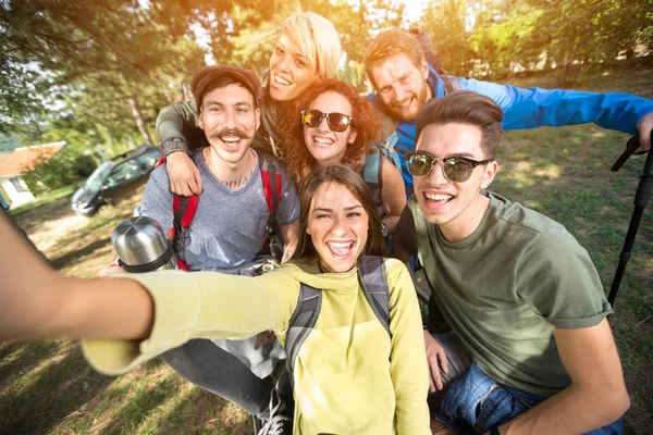 Joven equipo hace selfie en la naturaleza —  Fotos de Stock