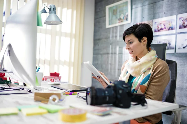 Young photograher at work — Stock Photo, Image