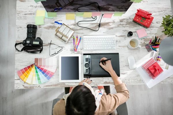 Woman designer working on the pen table — Stock Photo, Image