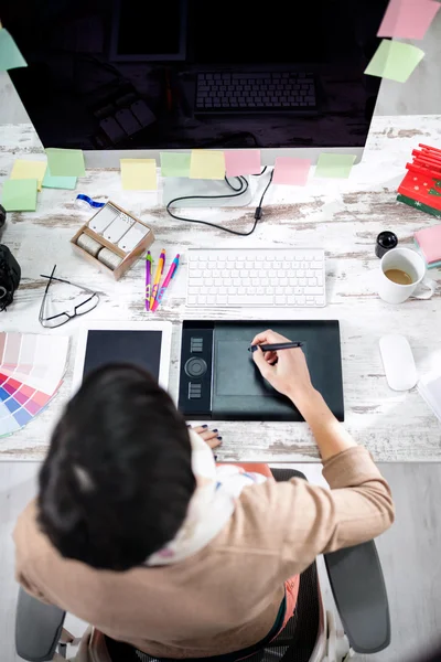 Mujer diseñadora escribiendo en la mesa de la pluma —  Fotos de Stock