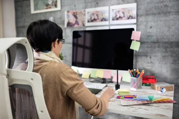 Mujer diseñadora en el trabajo — Foto de Stock