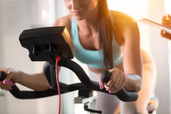 Mujeres jóvenes haciendo ciclismo deportivo — Foto de Stock