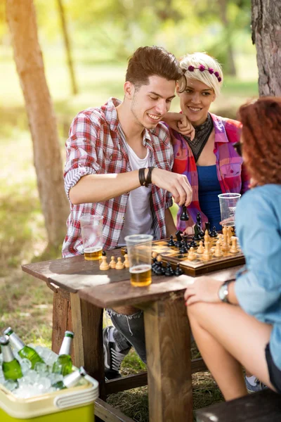 Cara puxa um movimento no jogo de xadrez em picni — Fotografia de Stock