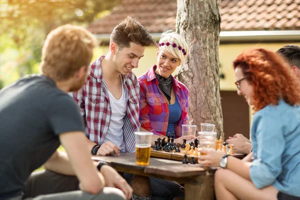 Ungdom på camp roade spela schack — Stockfoto