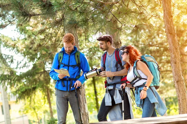 Male and female in a break from walkin — Stock Photo, Image