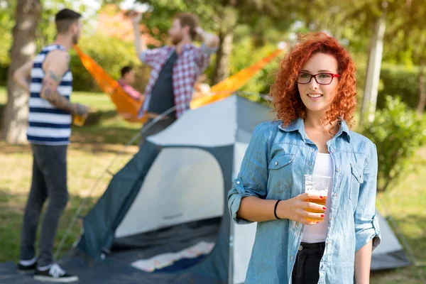 Jovem fêmea ruiva com óculos posando com copo de cerveja — Fotografia de Stock