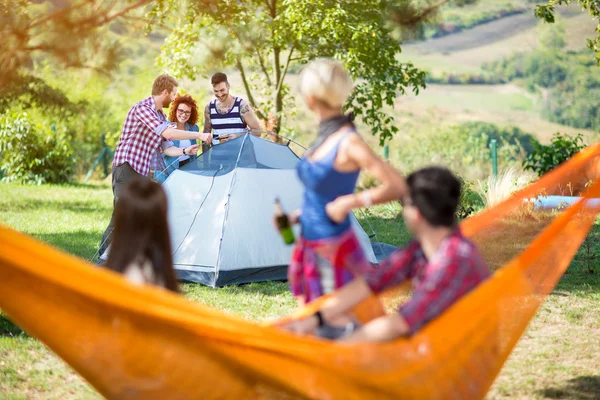 Tineri pe cortul de camping în pădure — Fotografie, imagine de stoc