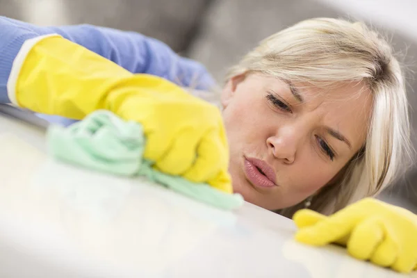Housewife rub table to clean it up — Stock Photo, Image
