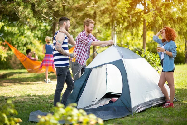 Jovem lugar tenda na natureza — Fotografia de Stock