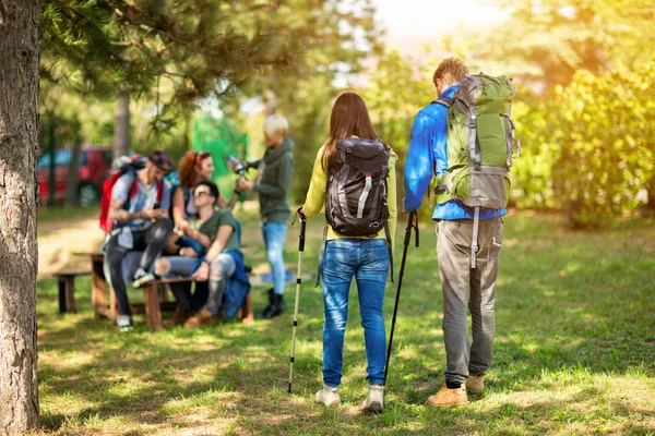 Dağcıların yenilemek ve dinlenmek için mola yapmak — Stok fotoğraf