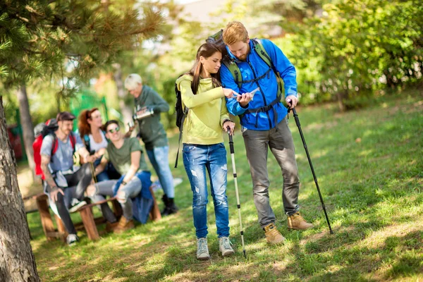 Meninas e meninos em pausa de andar olhar para o mapa — Fotografia de Stock