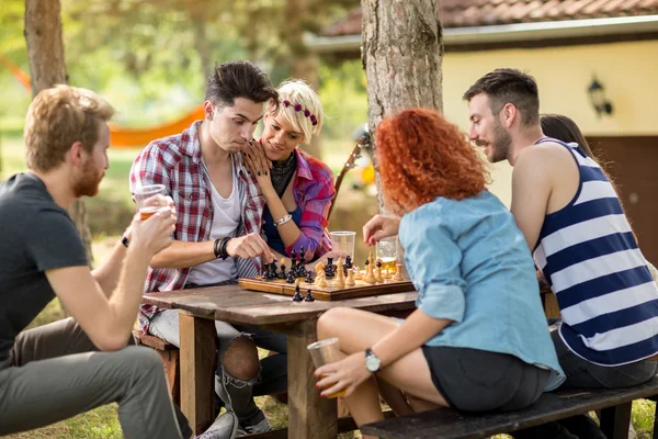 Jovens pensam enquanto jogam xadrez — Fotografia de Stock