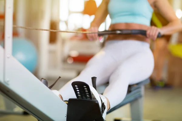 Ejercicio de chica en el gimnasio — Foto de Stock