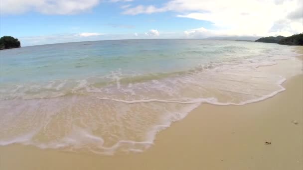 Voo aéreo sobre praia de areia tropical e ondas. Ilha de Boracay, Filipinas — Vídeo de Stock