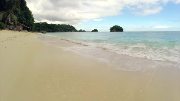 Авиаперелет над тропическим песчаным пляжем и волнами. Боракай, Филиппины — стоковое видео
