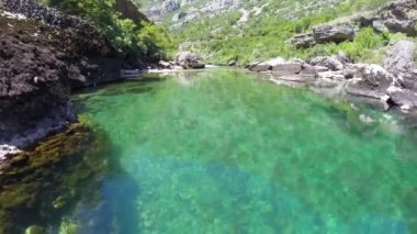 Anteni: Sırbistan güneşli kayalık vadi üzerinden çalışan güzel mavi dağ Nehri