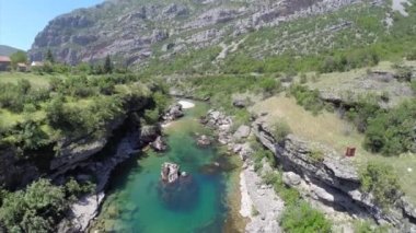 Anteni: Sırbistan güneşli kayalık vadi üzerinden çalışan güzel mavi dağ Nehri