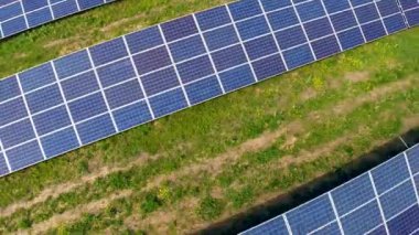 Mavi güneş panelleri üzerinde hava uçuş