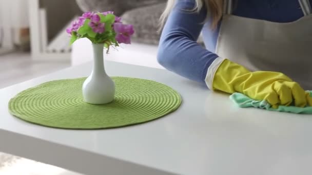 Joven mujer feliz limpiando la mesa de cerca — Vídeos de Stock