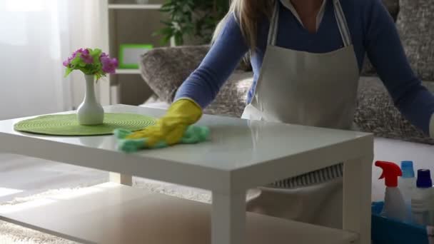 Joven mujer feliz limpiando la mesa de cerca — Vídeos de Stock