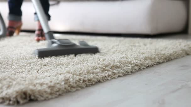 Membersihkan karpet dengan vacuum cleaner sebelum sofa menutup — Stok Video