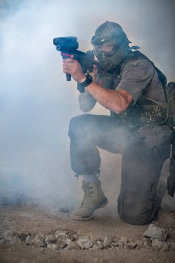 Paintball oyuncu silah ile  