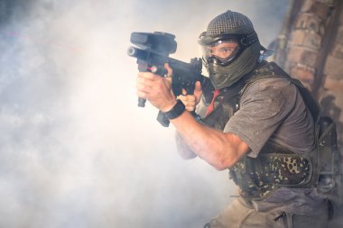 Paintball vurucuları silahlı