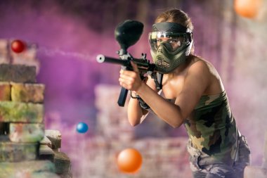 Paintball oyuncu shootout