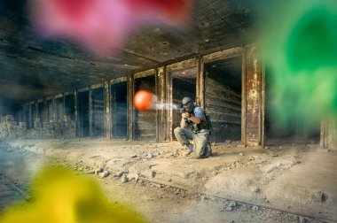 Paintball oyuncu atışı