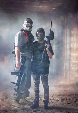 Paintball takım silahlı