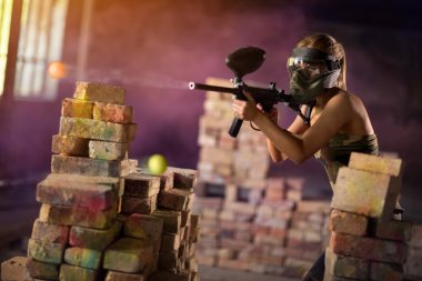 Paintball oyuncu orta oyunu