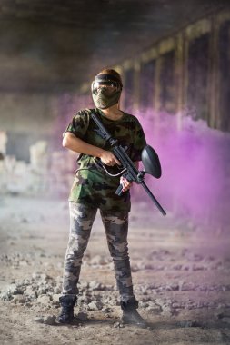 kadın paintball oyuncu