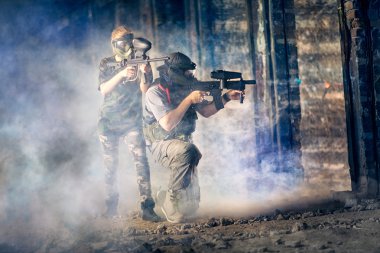 İki arkadaş paintball