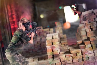 paintball oyunu ekibi karşısında 