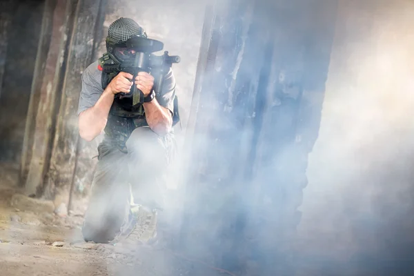Young paintball in smoke — Stock Photo, Image