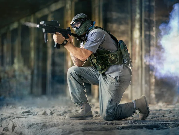 Paintball player in action — Stock Photo, Image