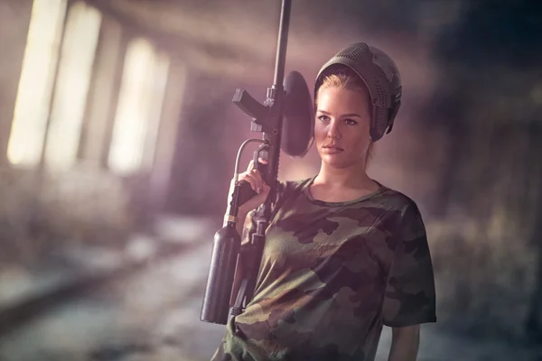 Atractiva joven con pistola marcadora — Foto de Stock