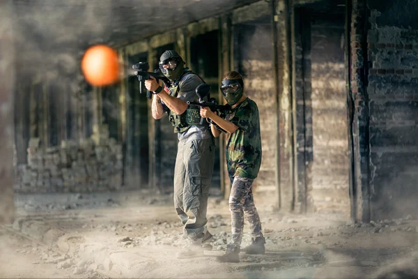 Paintball team samen in actie — Stockfoto