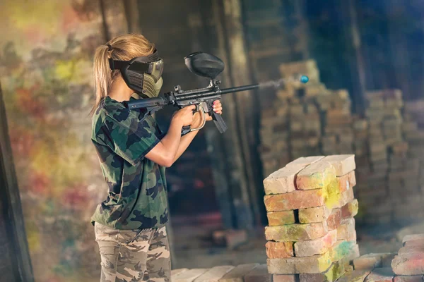 Female paintball gamer in action — Stock Photo, Image