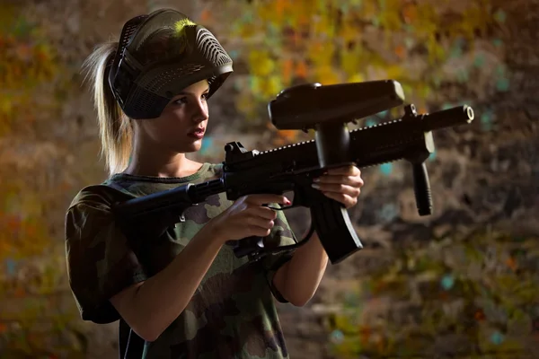 Chica paintballer con pistola marcadora — Foto de Stock