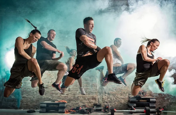 Grupo de personas llenas de energía haciendo ejercicio de patada —  Fotos de Stock