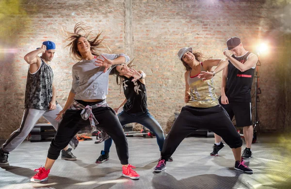 Grupo de jóvenes bailando —  Fotos de Stock