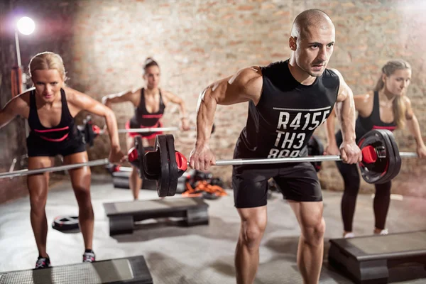 Entrenamiento en grupo con pesas — Foto de Stock