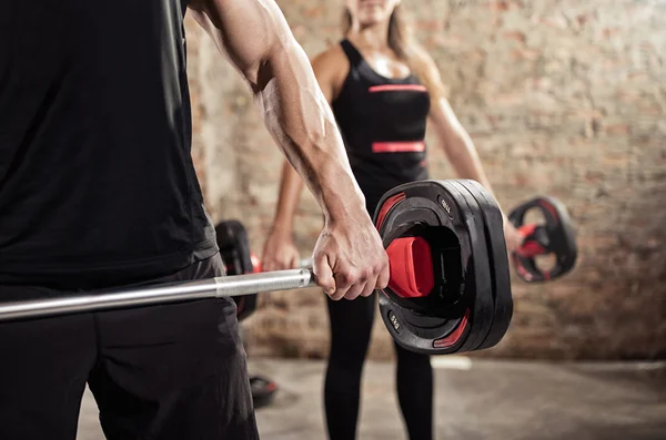 Hombre muscular con peso — Foto de Stock