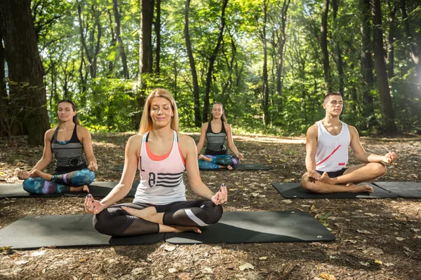 Sportswoman relaxant dans la nature avec exercice d'équilibre du corps — Photo