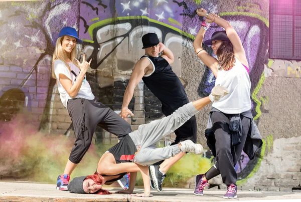 Body jam dancers cheerfully trains outside — Stock Photo, Image